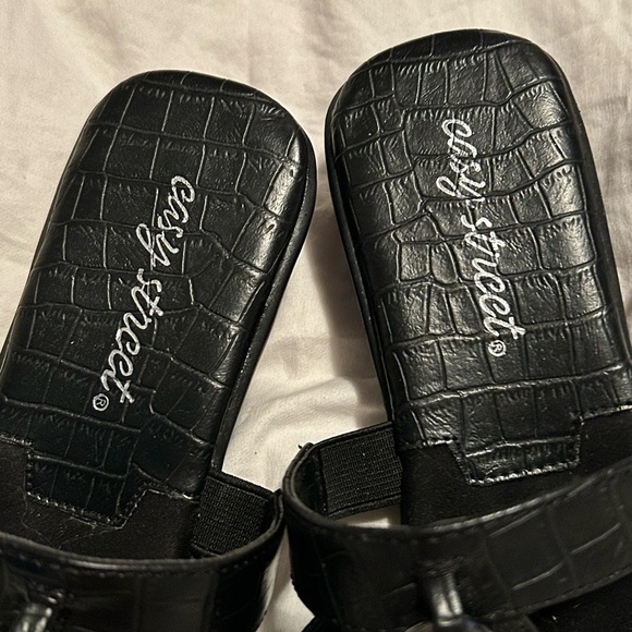 Black slip on sandals - Picture 4 of 5